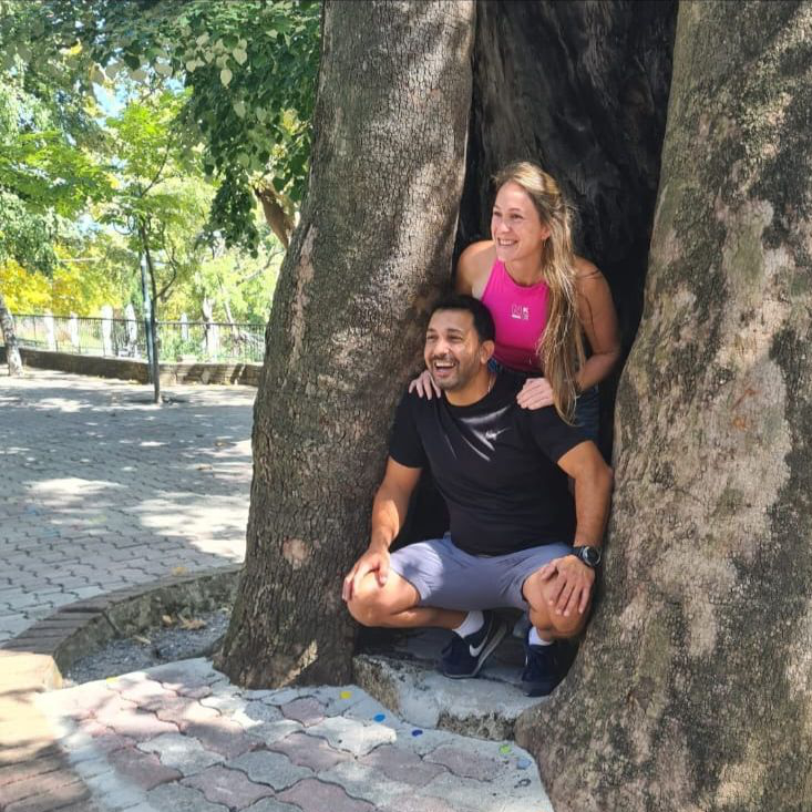 צוות מוטוריטי עם קבוצת מטיילים